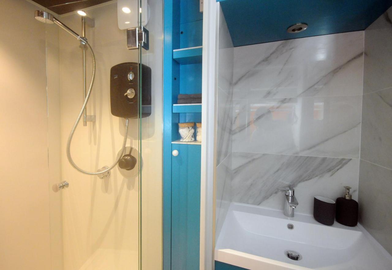 The Cabin Челтнем Екстер'єр фото