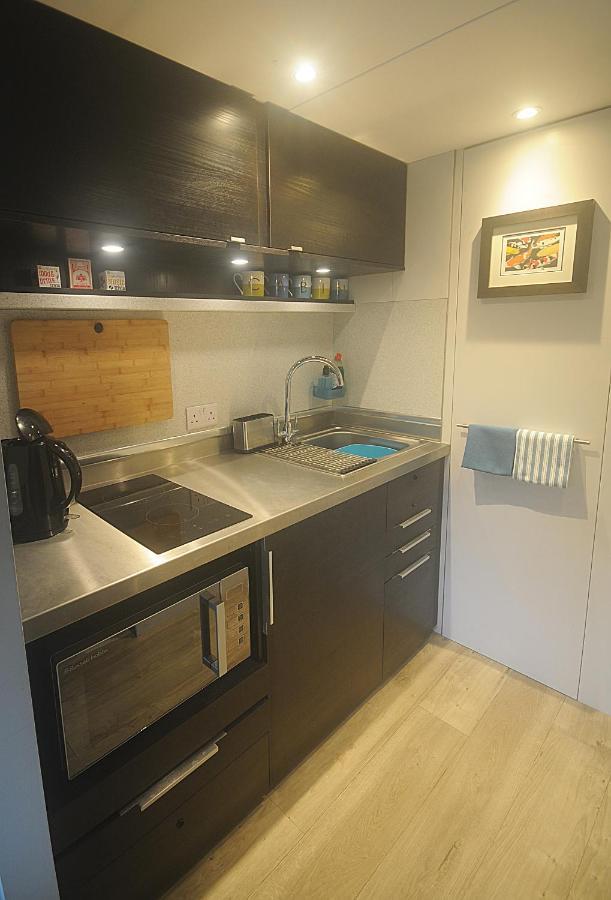The Cabin Челтнем Екстер'єр фото